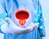 Dłoń w rękawiczce medycznej prezentuje pęcherz moczowy, symbolizując diagnostykę i rokowania w przypadku raka prostaty C61.