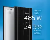 Två solpaneler från Trina Solar, en med baksidan synlig, visar upp till 485W effekt och 24.3% verkningsgrad.