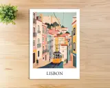 Bunte Häuserfassaden und eine gelbe Straßenbahn in Lissabon, einem Wahrzeichen Portugals. Oben thront die Burg São Jorge.