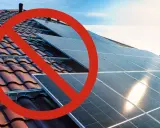 Rött stopptecken över solpaneler på ett tak. Ett svea solar problem som hindrar installationen.