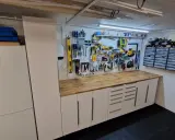 Välordnat garage med verktygstavla, arbetsbänk och förvaringsskåp. Perfekt garage inspiration för den händige.