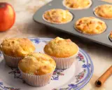 Frisch gebackene Apfelmuffins, die nach einem tollen apfelmuffins rezept duften. Daneben liegen Äpfel und Zimt.