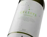 Botella de vino Celeste Verdejo, con diseño de constelaciones. Opiniones sobre este vino son muy positivas.