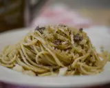 Un piatto di spaghetti conditi con pangrattato tostato, aglio, peperoncino e formaggio grattugiato, un classico della pasta mollicata.
