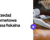 Sprzedaż wysyłkowa a kasa fiskalna: ręka naciska klawisze kasy fiskalnej, obok paragon.