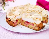 Saftiger Rhabarberkuchen mit luftigem Baiser, ein Genuss für jeden Kaffeetisch.