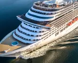 La MSC Preziosa solca il mare blu. L'equipaggio nave da crociera si prepara per un nuovo viaggio, con le scialuppe di salvataggio pronte.