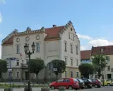 Rynek w Pyskowicach z ratuszem i innymi zabytkowymi kamienicami to jedne z głównych atrakcji miasta.