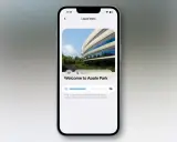 Na ekranie iPhone'a widzimy interfejs aplikacji "Liquid Glass" z widokiem na Apple Park. To przykład, jak można tworzyć prezentacje, np. na keynote.