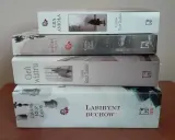 Stos książek Carlosa Ruiza Zafóna, niczym cmentarz zapomnianych książek, czeka na odkrycie. "Gra Anioła", "Więzień Nieba", "Cień wiatru" i "Labirynt Duchów".