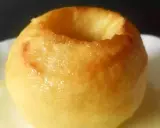 Une pomme au four dorée, creusée et prête à être garnie. Un délice simple et réconfortant.