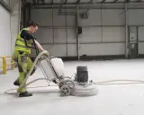 Szlifowanie posadzki betonowej: DIY czy firma? Poradnik eksperta