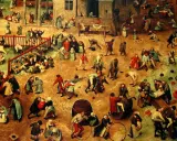Adelige Kinder im Mittelalter spielen ausgelassen auf einem belebten Platz. Sie reiten auf Fässern, schaukeln und jagen sich.