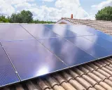 Panneaux solaires sur un toit de tuiles, prêts pour la déclaration de production d'énergie verte.
