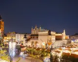 Kraków atrakcje zimą: Rynek Główny nocą, iluminacje świąteczne, Sukiennice, Kościół Mariacki i wieża ratuszowa.