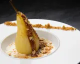 Un poire pochée, nappée de chocolat et amandes effilées, servie avec une crème légère. Un dessert poire chocolat rapide et gourmand.