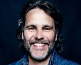 Erik Haag ler glatt i en blå skjorta. Ryktet om erik haag otrogen sprids som en löpeld.