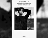 Copertina del libro "L'età fragile" di Donatella Di Pietrantonio. Una giovane donna con le mani tra i capelli guarda intensamente.