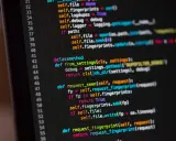 Fragment kodu w języku Python, pokazujący implementację protokołu do obsługi żądań i odcisków palców.