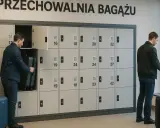 Nowoczesna przechowalnia bagażu Katowice PKP. Mężczyzna chowa walizkę do szafki, inny korzysta z terminala.