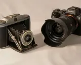 Stary aparat mieszkowy obok nowoczesnego Sony Alpha. Jaki aparat na początek? Oba są ciekawe.