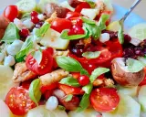 Salade colorée avec poulet, tomates, concombre, mozzarella et fruits rouges. Une excellente idée repas froid midi, fraîche et savoureuse.