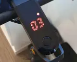 Affichage sur la trottinette électrique : un point d'exclamation et le chiffre 03. Cela indique une erreur 3.