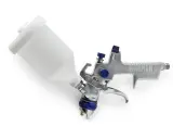 Pistola de limpieza con depósito blanco y cuerpo metálico con detalles azules. Ideal para trabajos de pintura y limpieza.