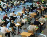Schüler konzentriert bei einer Prüfung. Die Wortherkunft des Abiturs ist lateinisch, was "weggehen" bedeutet.