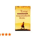 Okładka książki "Tysiąc wspaniałych słońc" z postacią kobiety w pomarańczowym szalu na tle pustynnego krajobrazu.
