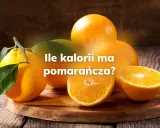 Kilka soczystych pomarańczy na drewnianej desce. Tekst pyta: "Ile kalorii ma pomarańcza?".
