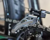 Błyszczące przerzutki Shimano Deore 10s na rowerze, gotowe do płynnej zmiany biegów podczas jazdy.