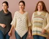 Tres mujeres lucen ponchos de crochet. El del centro, un patrón poncho abierto crochet color crema, es el más destacado.