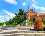 Frombork: Kopernik, katedra i piękne schody. Idealne miejsce na spacer i odkrywanie historii, świetne atrakcje dla dzieci.