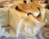 Délicieux petits pains briochés aux raisins, parfaits pour le petit-déjeuner.