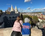 Dos niños disfrutan de la vista panorámica de Budapest desde el Bastión de los Pescadores, un lugar ideal para visitar con niños.