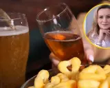 Kobieta z piwem i przekąskami. Alkohol wypłukuje magnez, co może prowadzić do problemów zdrowotnych.