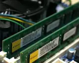 Dwa moduły RAM w komputerze. Chcesz wiedzieć, jak zwiększyć pamięć w laptopie? To pierwszy krok!