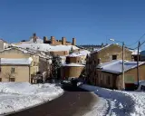 Un pueblo cubierto de nieve, con un castillo en la colina, parece el pueblo mas frio de España.
