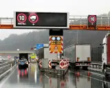 Kamera monitoruje ruch na autostradzie przy granicy. Znaki informują o ograniczeniu prędkości i masie pojazdów.