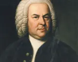 Portret Jana Sebastiana Bacha w peruce i czarnym stroju. Mistrz barokowej muzyki spogląda z obrazu zamyślony.