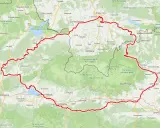 Wyznaczony czerwony szlak wokół Tatr, biegnący przez polskie i słowackie tereny, obejmuje m.in. Nowy Targ, Zakopane, Tatrzański Park Narodowy i Wysokie Tatry.