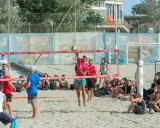 Partita di camp volley Cesenatico: un giocatore salta per colpire la palla mentre gli spettatori osservano.