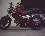 Czerwony Kymco K-Pipe, idealny do obliczenia stosunku mocy do masy.