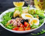 Sałatka z tuńczykiem, jajkiem i ziemniakami. Idealna dieta przy aparacie ortodontycznym. Proste przepisy na zdrowy posiłek.