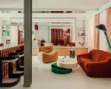 Un soggiorno con mobili colorati e un bancone da bar a righe. Stanza particolari in una casa che invita al relax e alla convivialità.