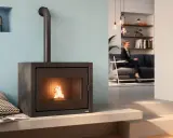 Poêle à granulés moderne, idéal pour un salon cosy. Sa dimension s'intègre parfaitement dans un décor contemporain.