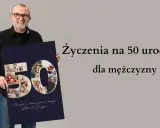 Uśmiechnięty mężczyzna trzyma plakat z napisem "50 lat na wesoło" i kolażem zdjęć rodzinnych.