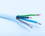 Przewód YDYp 3x1,5mm² do oświetlenia LED 230V, z żyłami w izolacji brązowej, niebieskiej i żółto-zielonej.