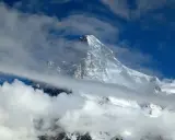 Majestatyczny K2, najwyższy szczyt Karakorum, wyłania się z chmur.